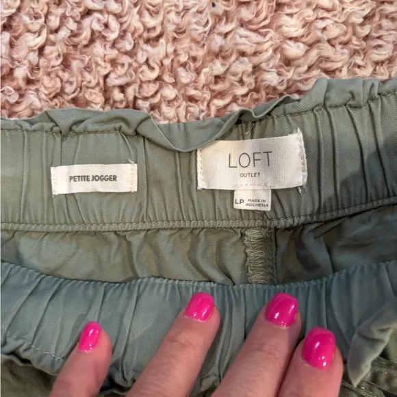 Loft Women’s Beautiful Sage Green Jogger Pants - Picture 4 of 5